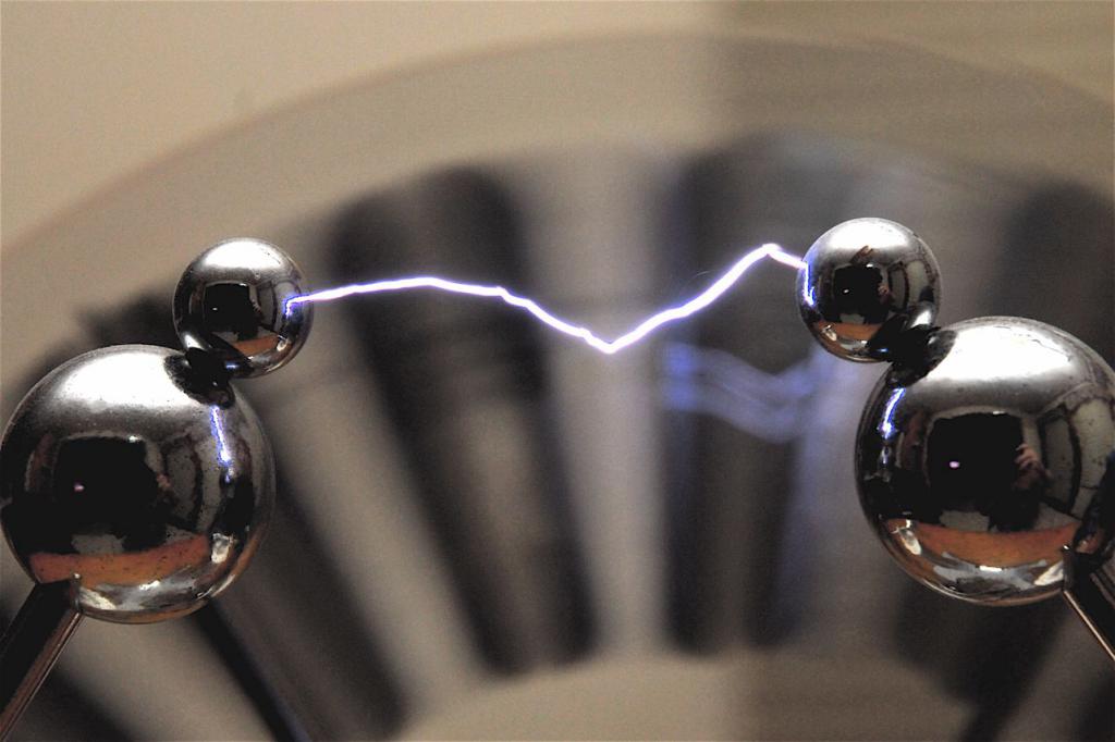 Aux origines de l'électricité (décharge électrostatique machine de Wimshurst)
